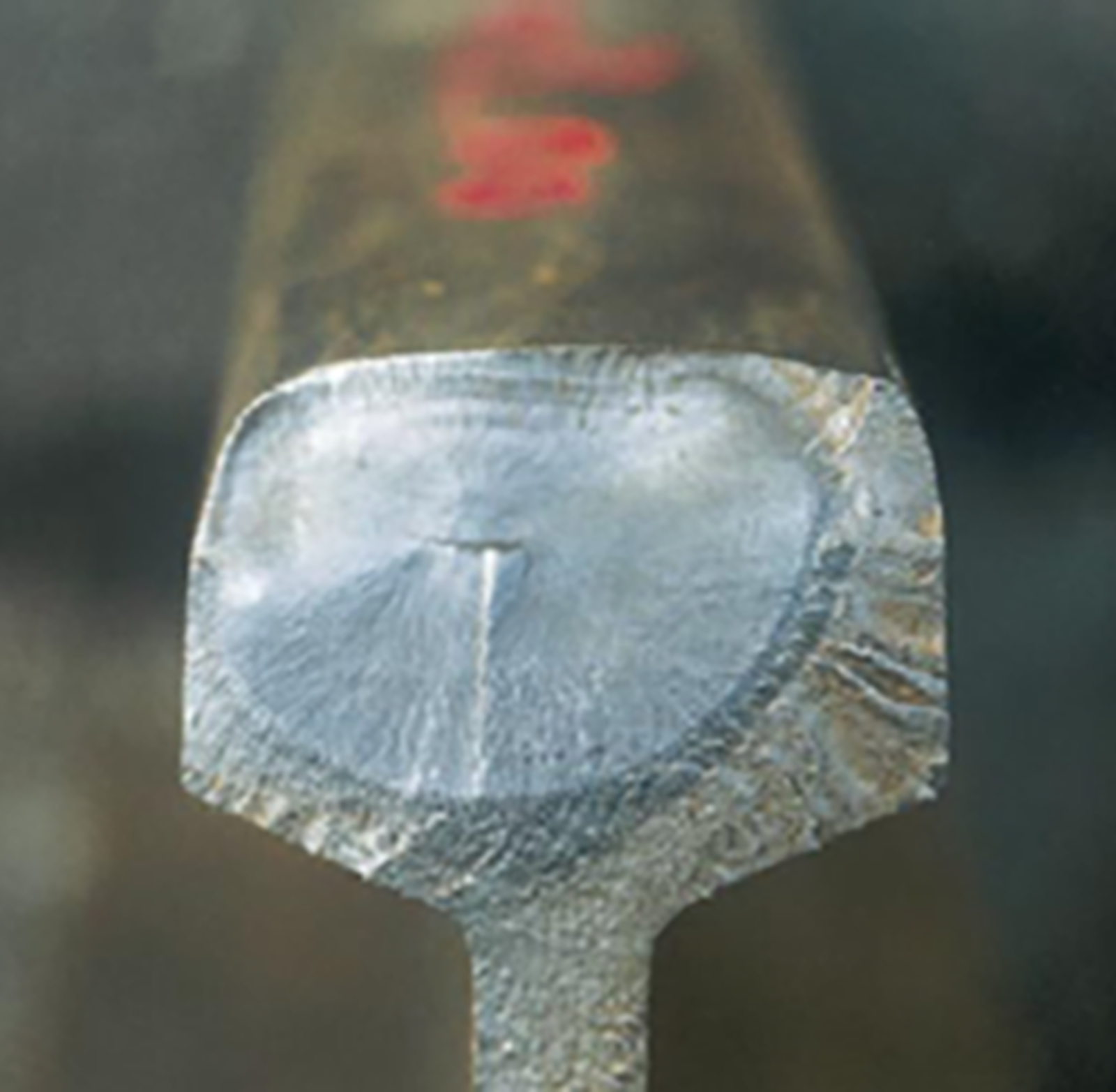 Tverrsprekk i skinnehodet, kjent som nyrebrudd.