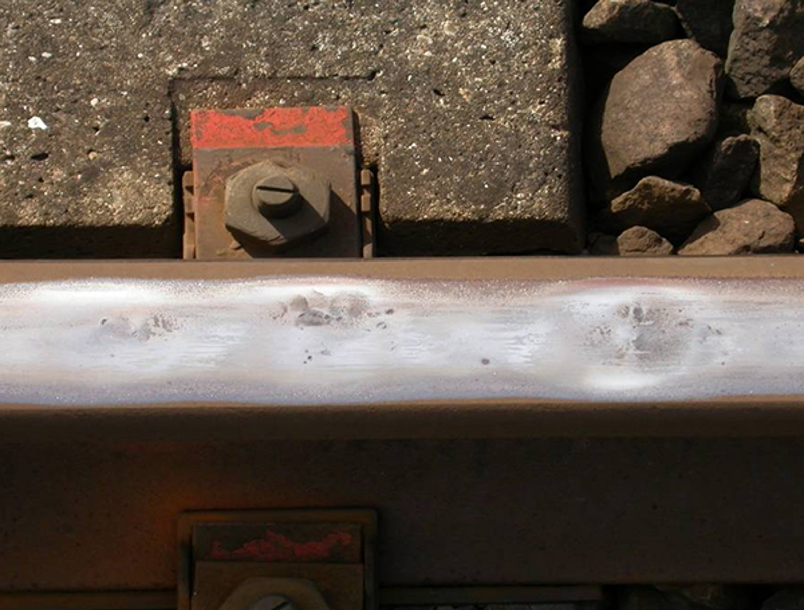 Illustrasjon av squat-defekt, en kontaktutmattingsfeil på skinnehodet.