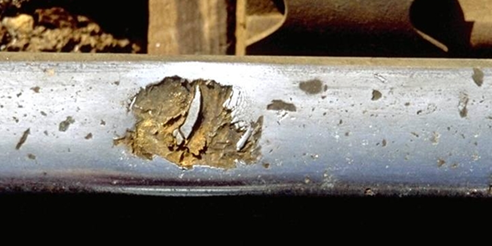 Skinnens kjøreflate med dyp skade forårsaket av sluring.