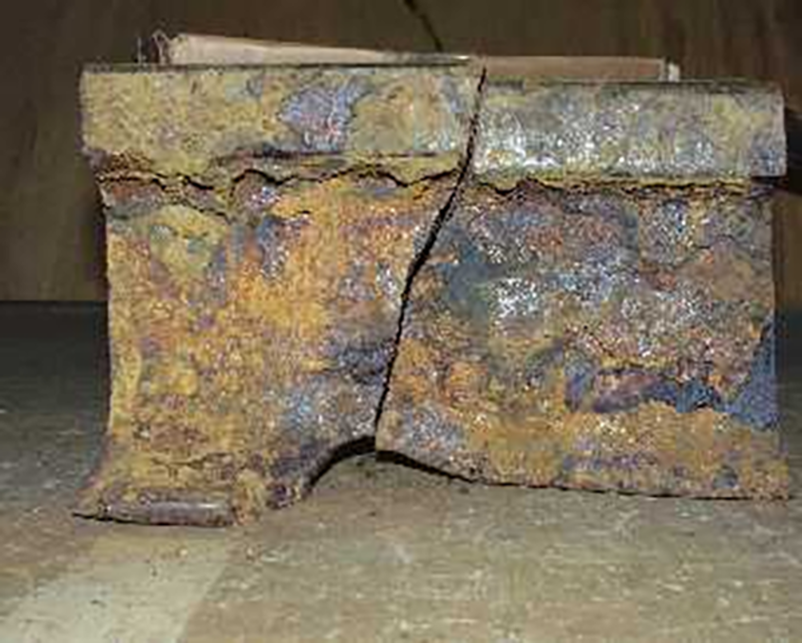 Sterkt korrodert skinnefot med dyp sprekk langs midten.