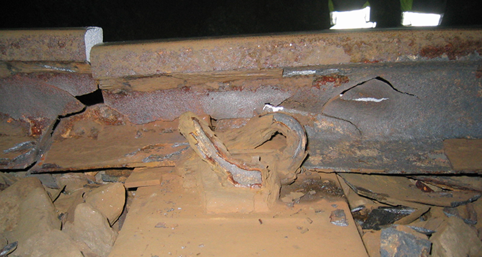 Brudd i skinne med omfattende korrosjon i steget.