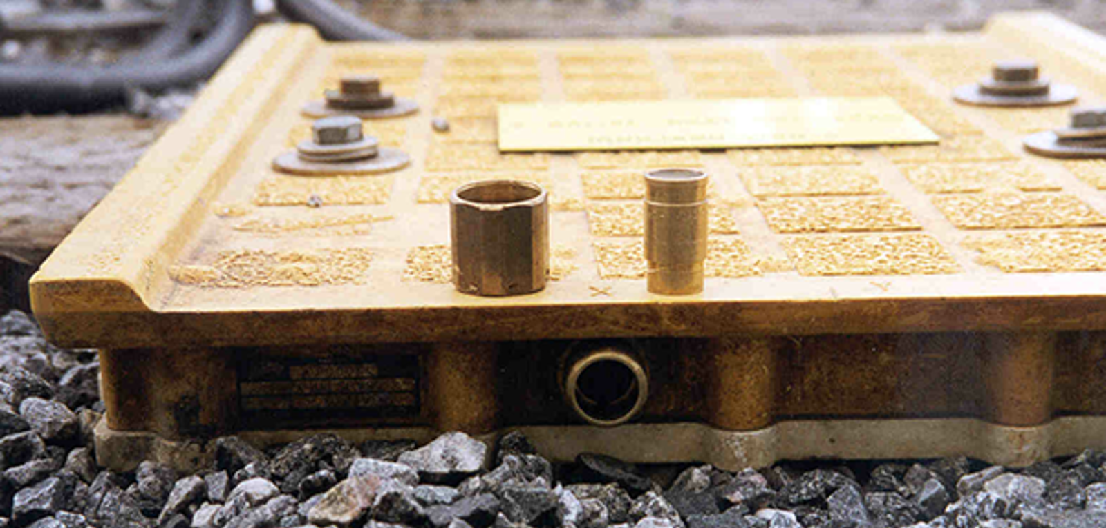 Nærbilde av parallellbalise med åpninger og innsatte kodeplugger for X-, Y- og Z-ord.