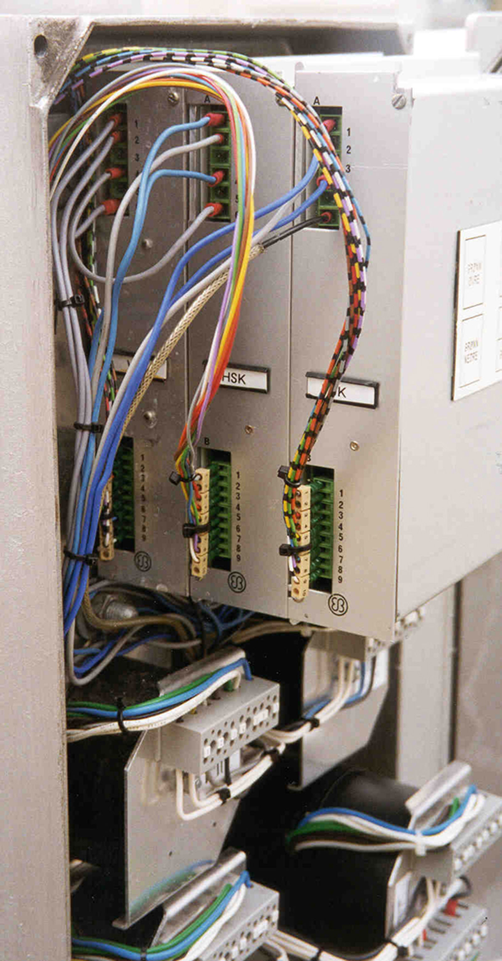 Tre kodere med tilkoblinger montert i transformatorskap for signaloverføring til baliser.