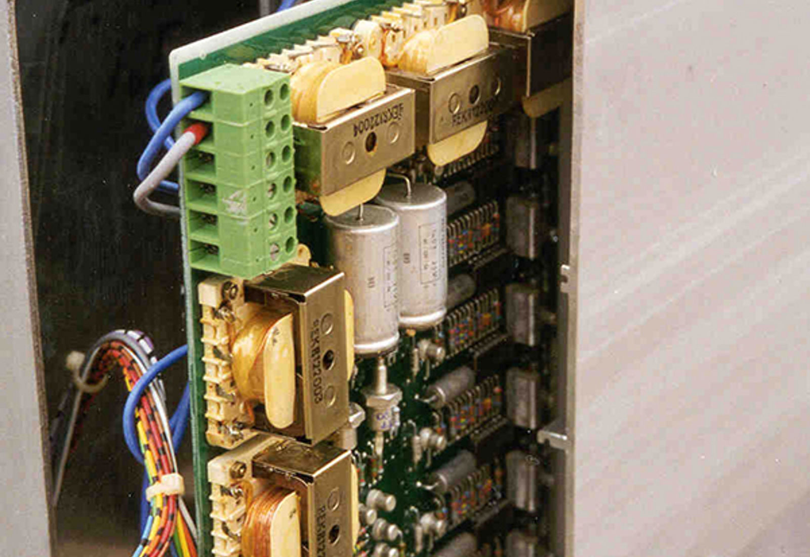 Koderens elektroniske kretskort med komponenter og tilkoblinger trukket ut av kassetten.