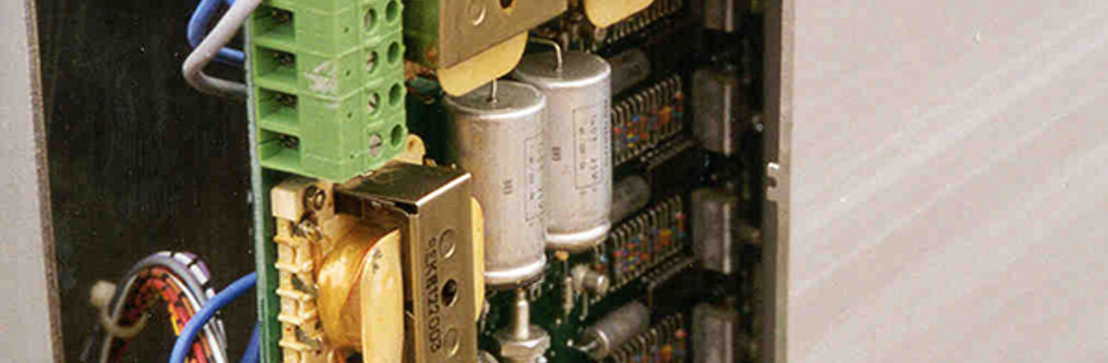 Koderens elektroniske kretskort med komponenter og tilkoblinger trukket ut av kassetten.