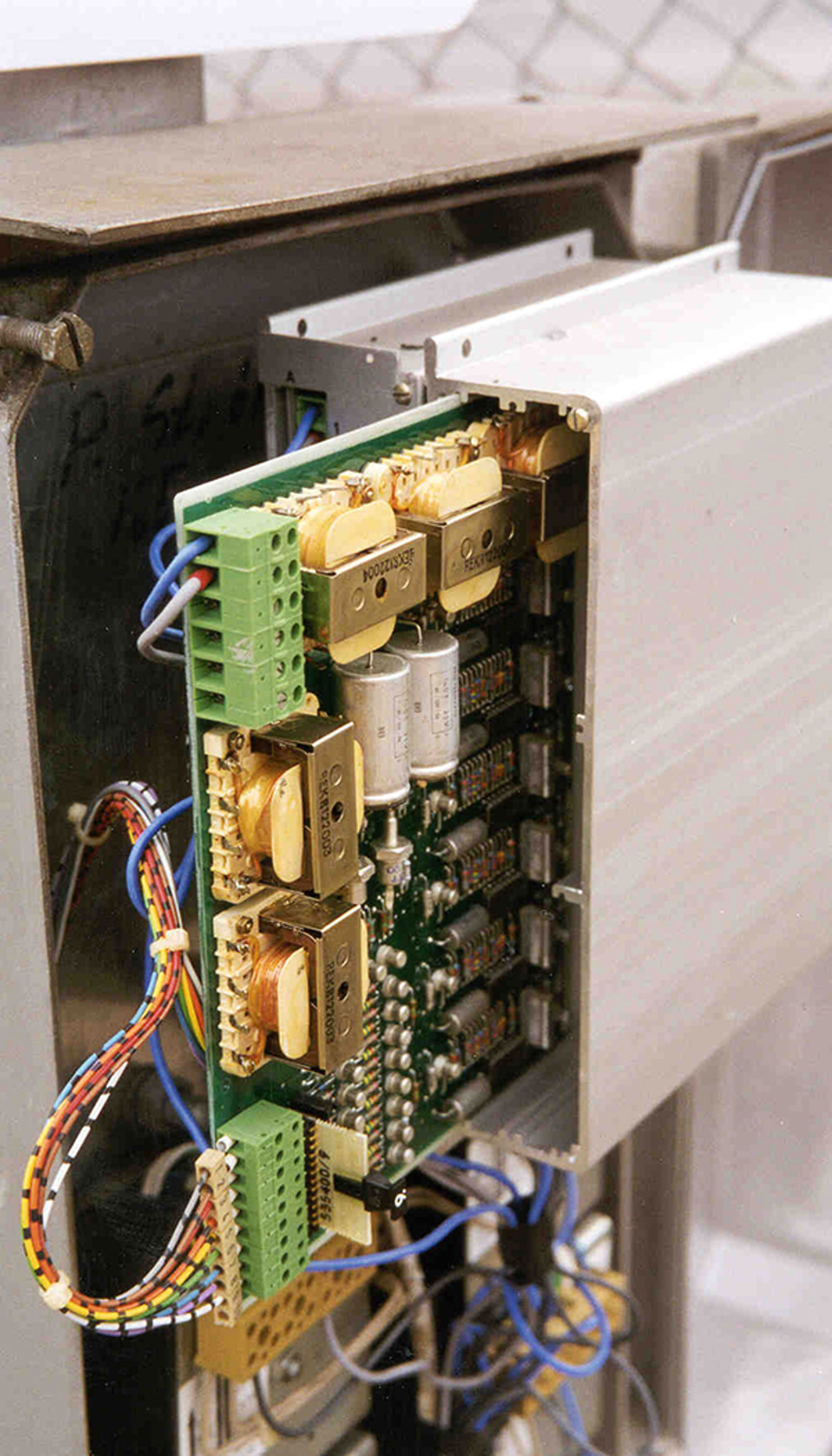 Koderens elektroniske kretskort med komponenter og tilkoblinger trukket ut av kassetten.