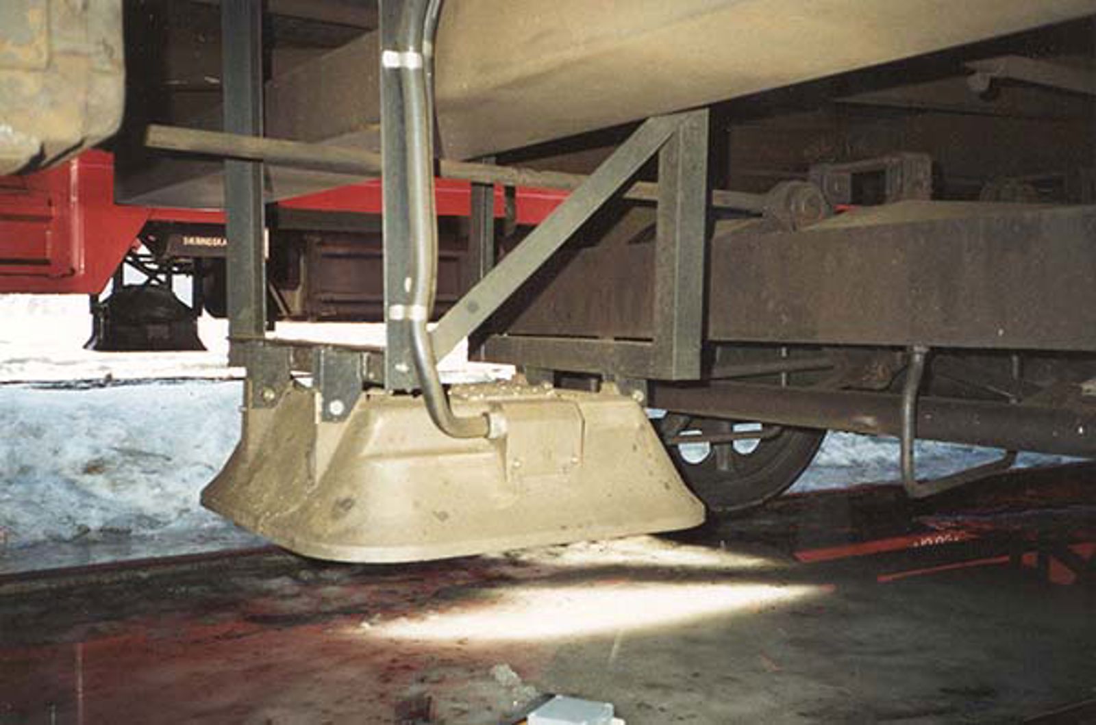 Ny og robust type ATC-antenne uten beskyttelsesplater, montert under jernbanevogn.