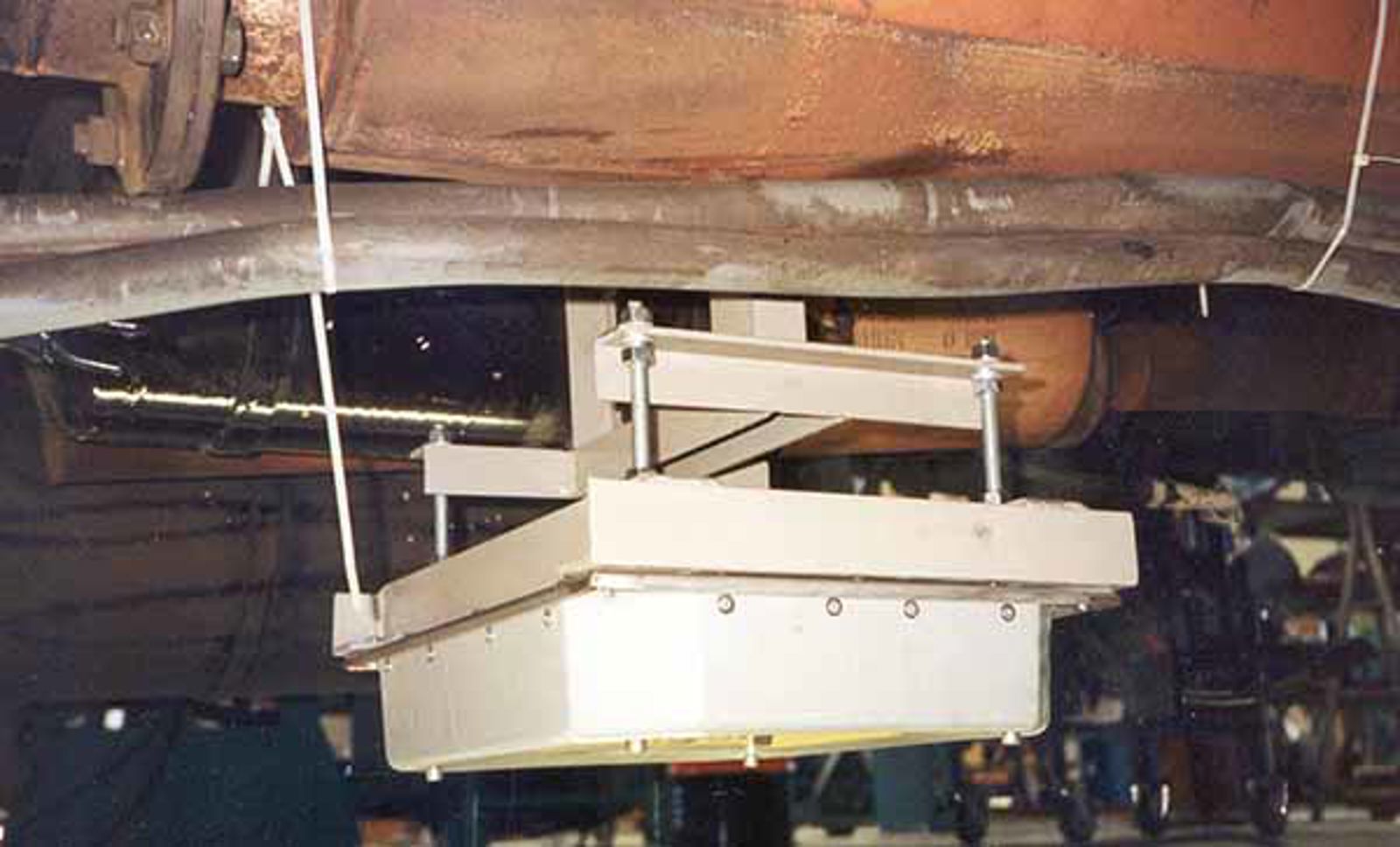 Kompakt ATC-antenne for arbeidsmaskiner montert under rammen med kort avstand til skinne.