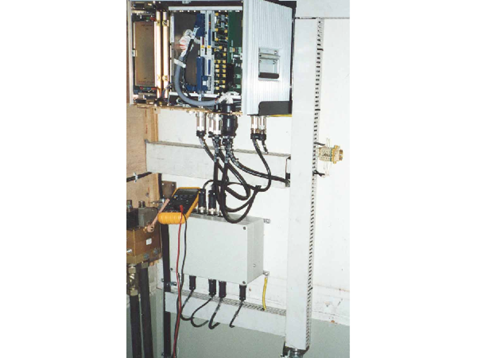 ATC-datamaskin type 1 montert i skap med kabler til tilkoblede komponenter.