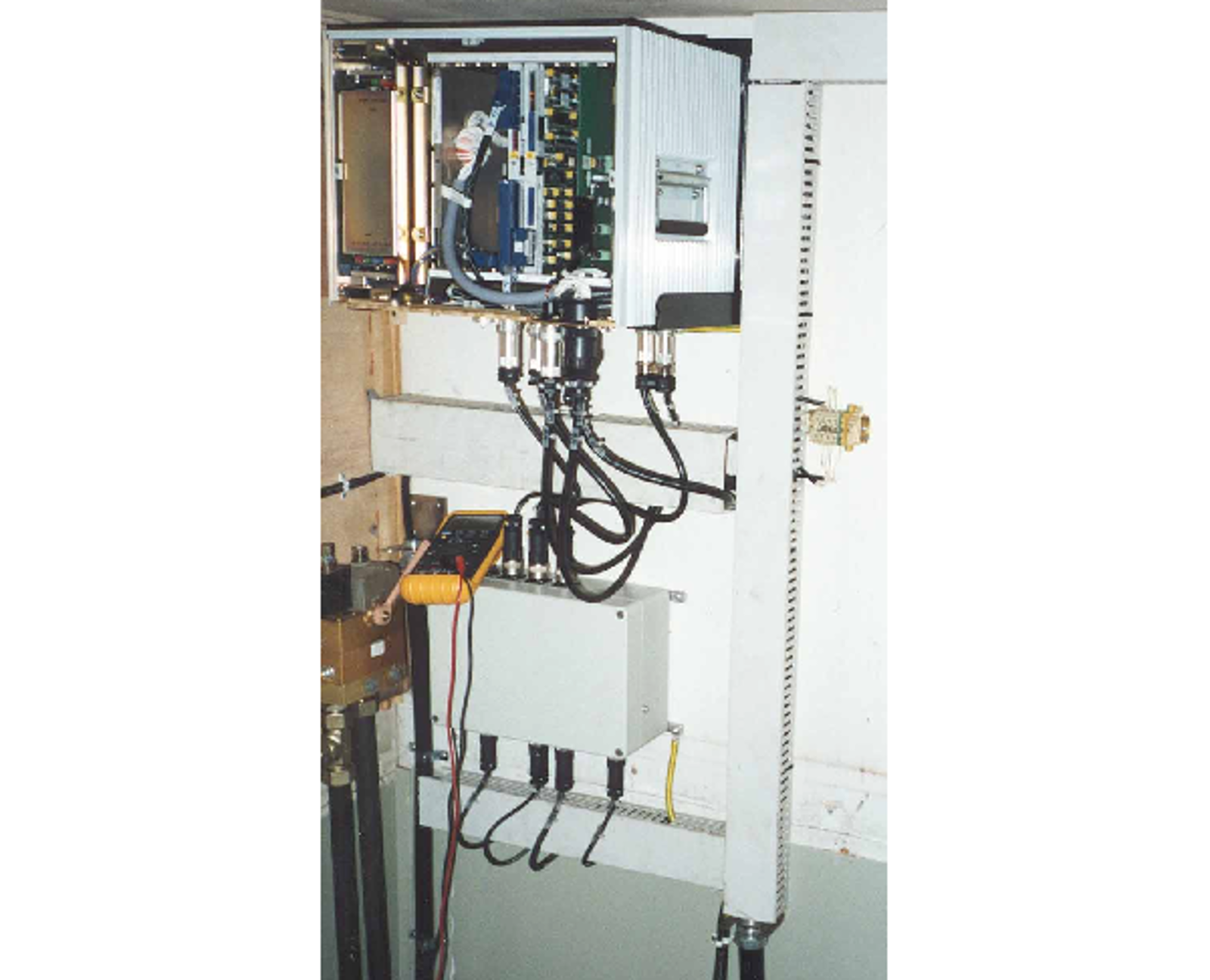ATC-datamaskin type 1 montert i skap med kabler til tilkoblede komponenter.