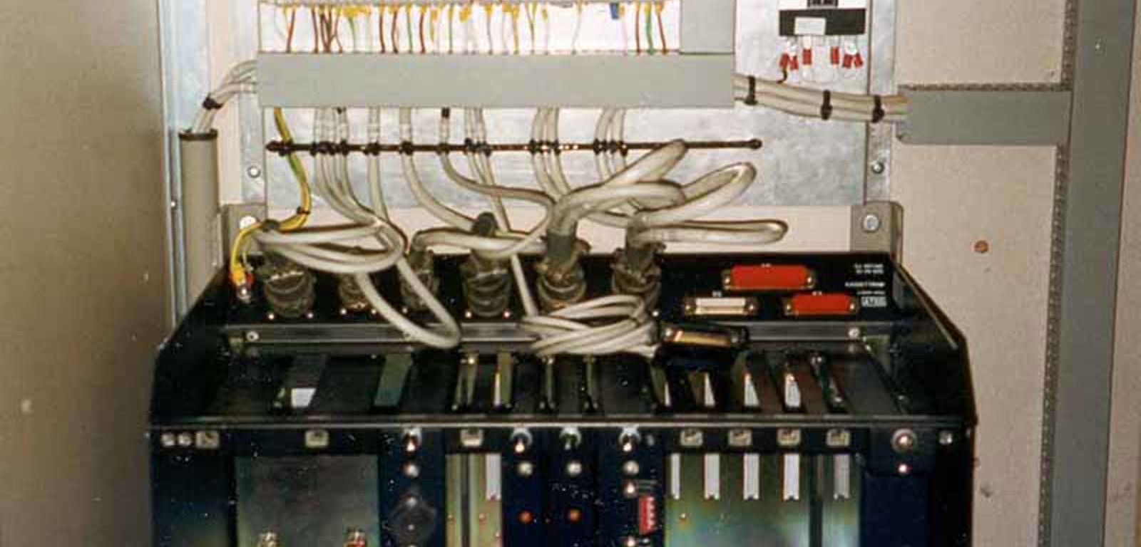 ATC-datamaskin type 2 med moduloppbygging og mange tilkoblinger i apparatskap.