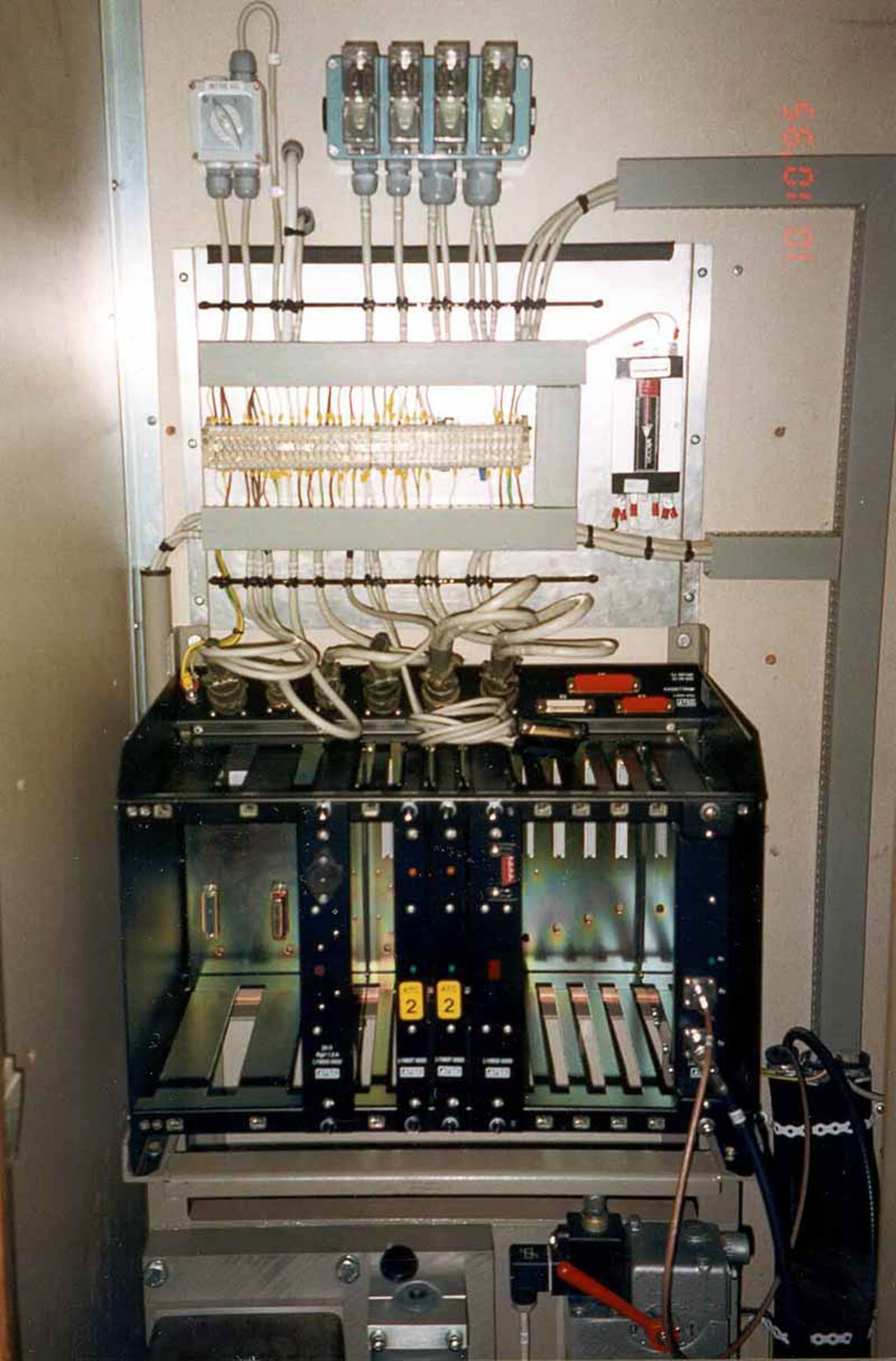 ATC-datamaskin type 2 med moduloppbygging og mange tilkoblinger i apparatskap.