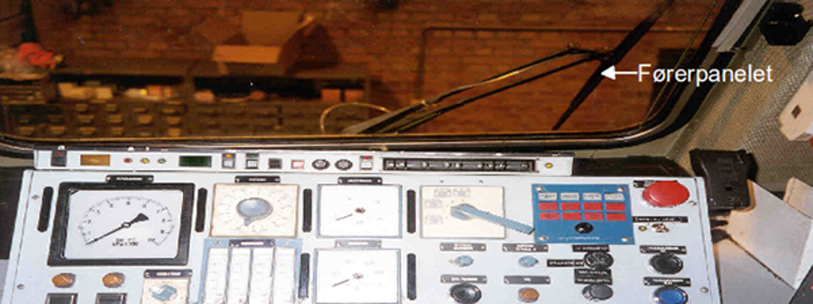 ATC-førerpanel plassert i førerbordet på NSB lokomotiv type EL16, sett forfra.