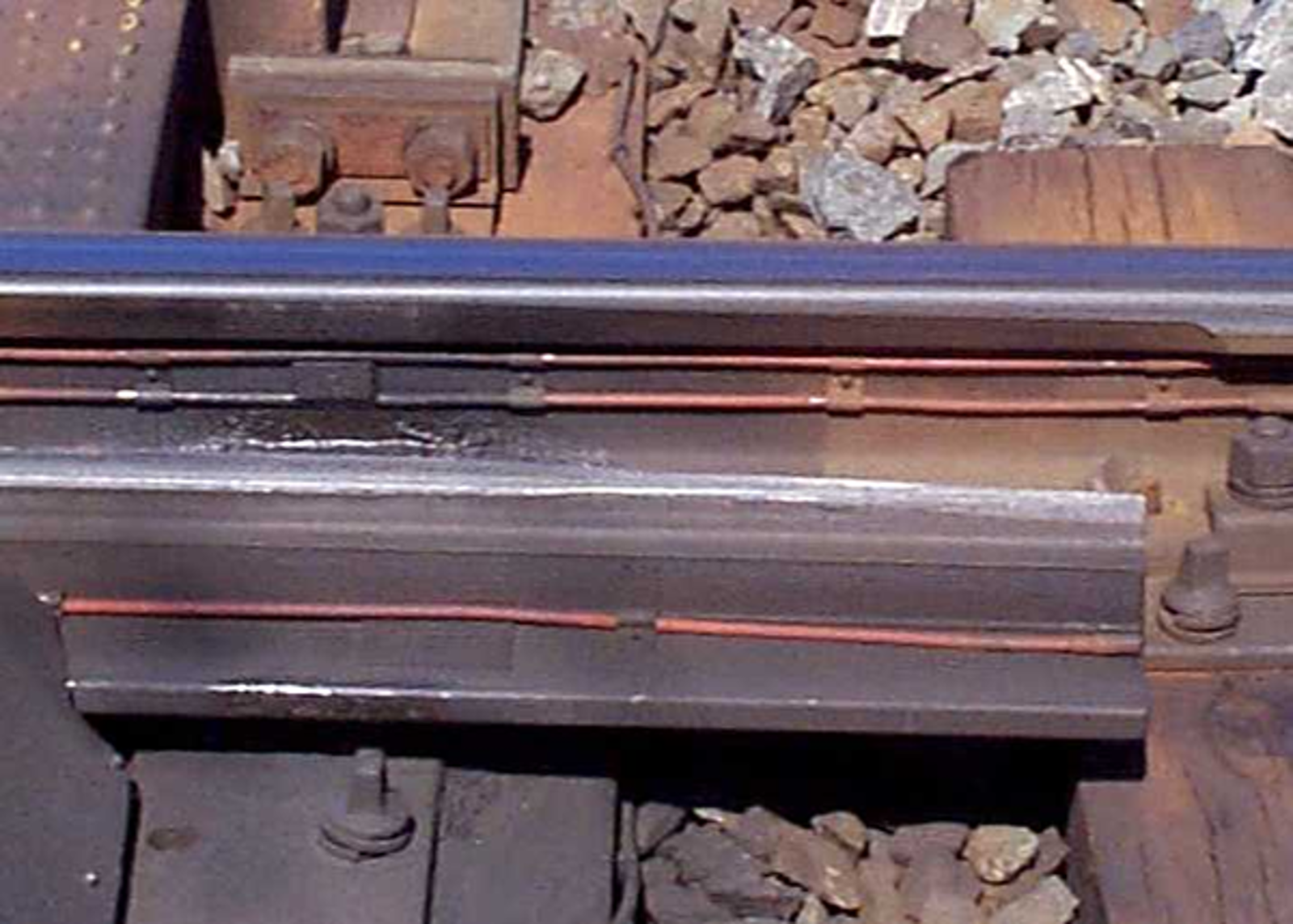 Rundt varmeelement montert langs skinnelivet med klips i sporveksel.