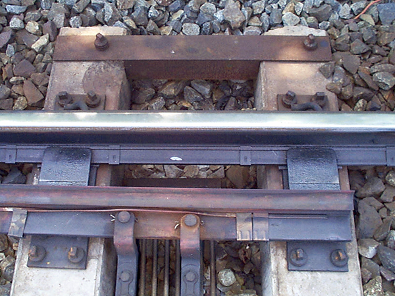 Flatovalt varmeelement festet med klips til skinnelivet i sporveksel.