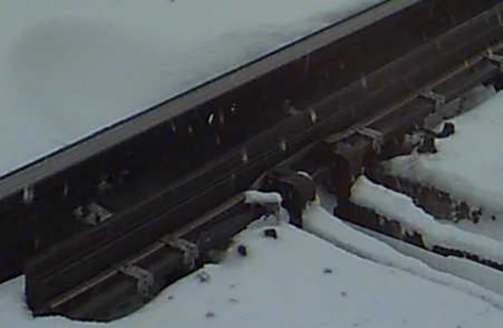 Snødekt sporveksel med snøfri sone langs skinnegangen grunnet varmeelement.