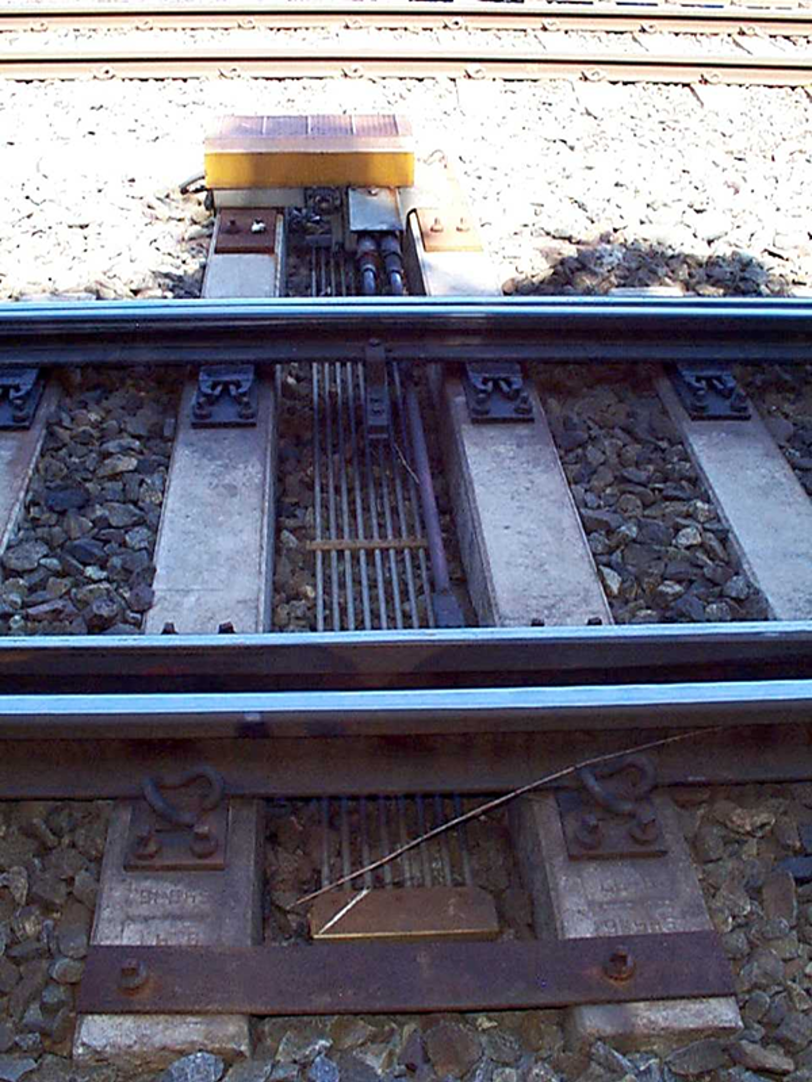 Rådegrav med parallelle varmeelementrør og dreneringsåpning mellom sviller.