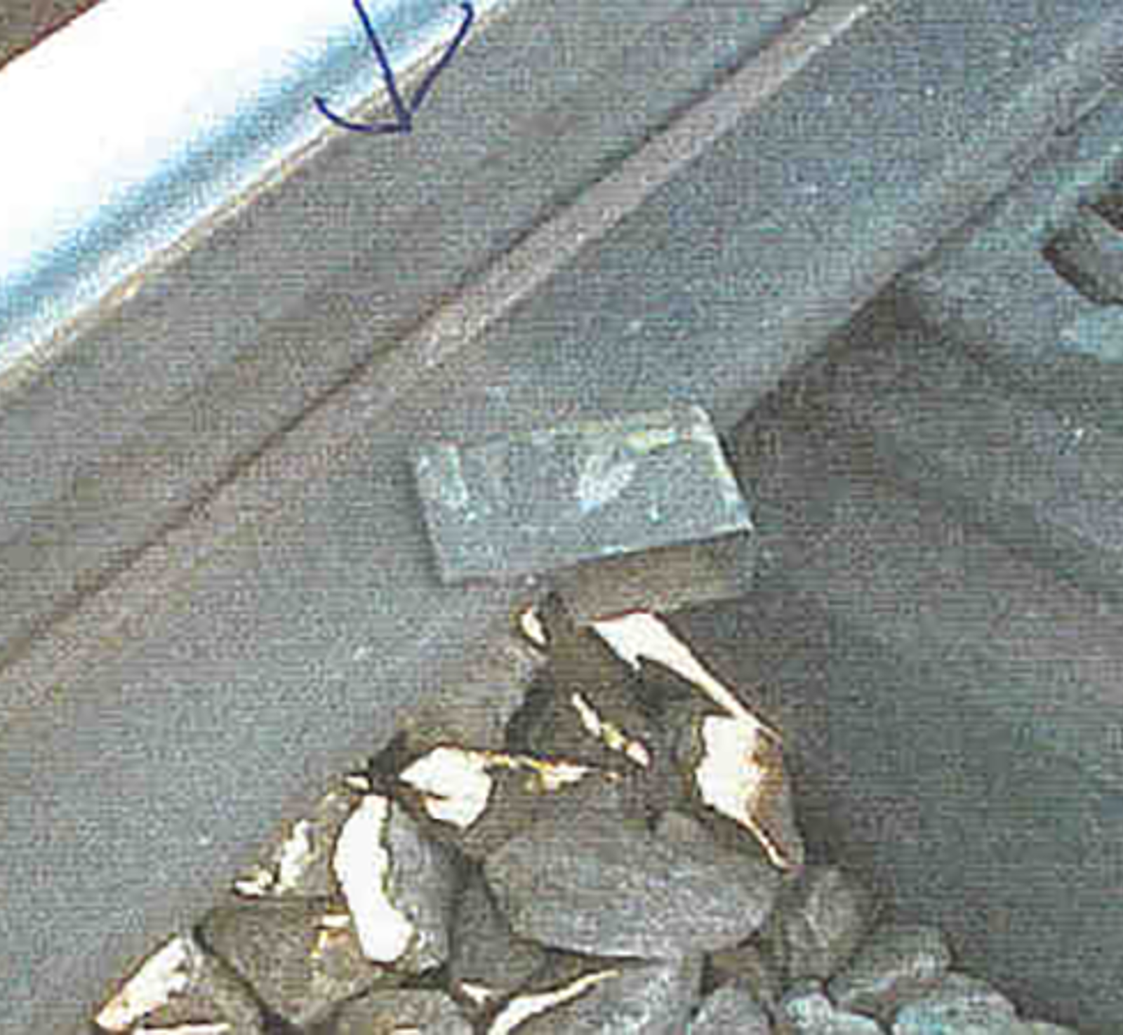 Varmeelement med løst festeklips som ikke sitter tett mot skinnefoten.