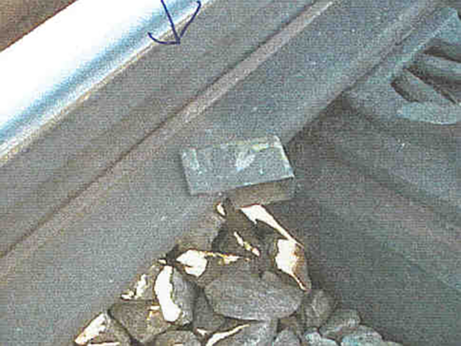 Varmeelement med løst festeklips som ikke sitter tett mot skinnefoten.