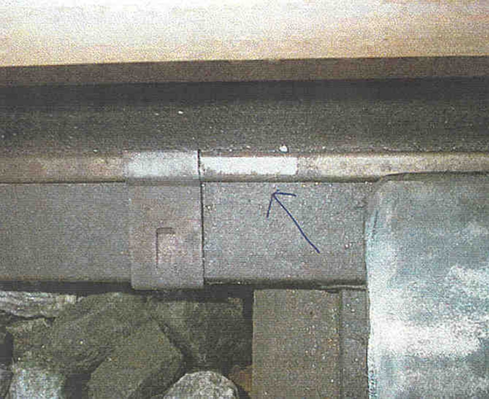 Klips fra tungeskinne gnager på varmeelementet på stokkskinne.