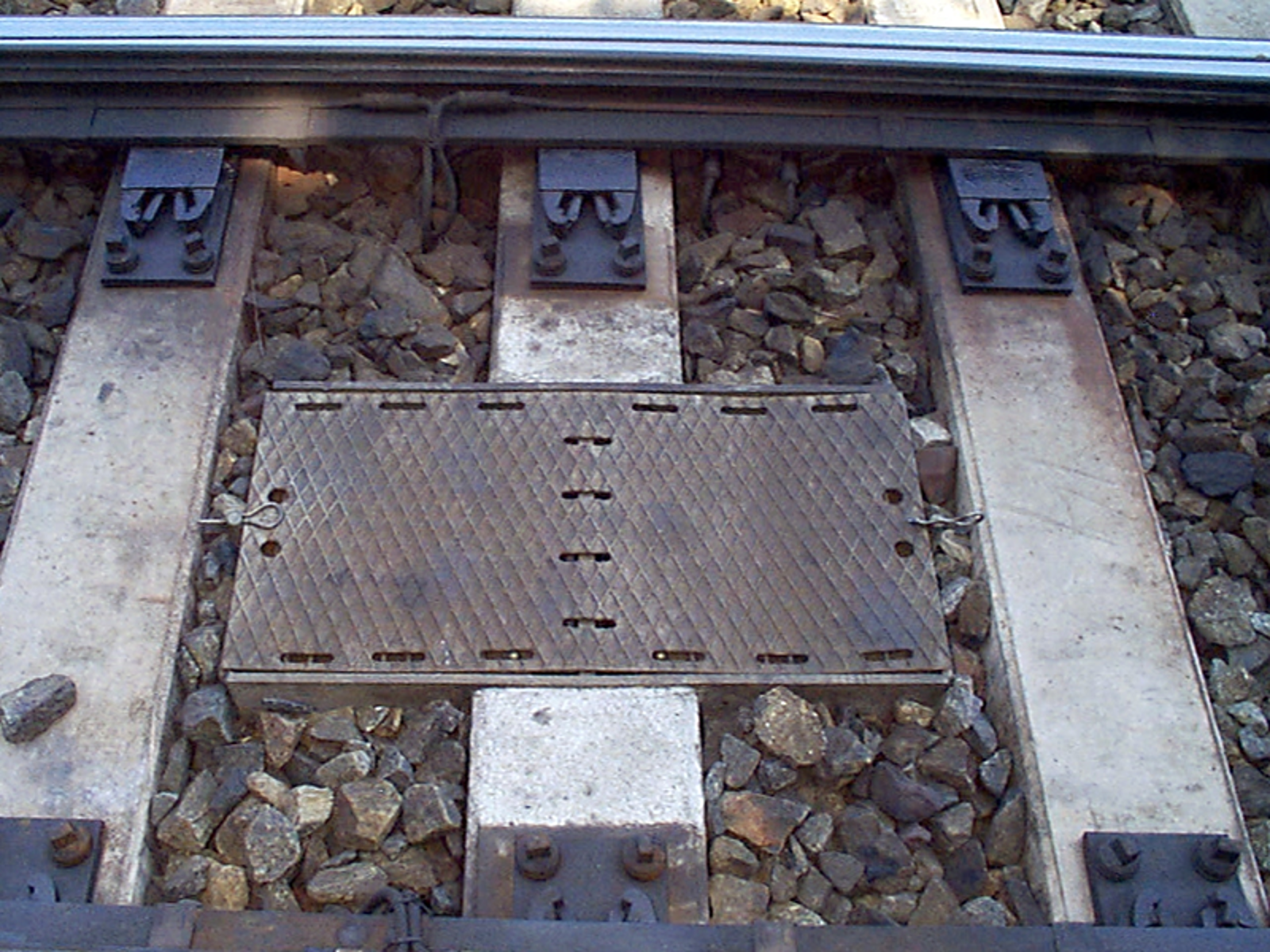 Transformator montert i trafosville dekket med stålplate mellom sviller.