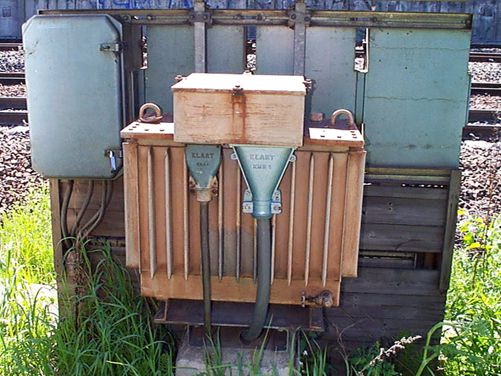 Oljeisolert transformator plassert ved fordelingsskap i eldre anlegg.