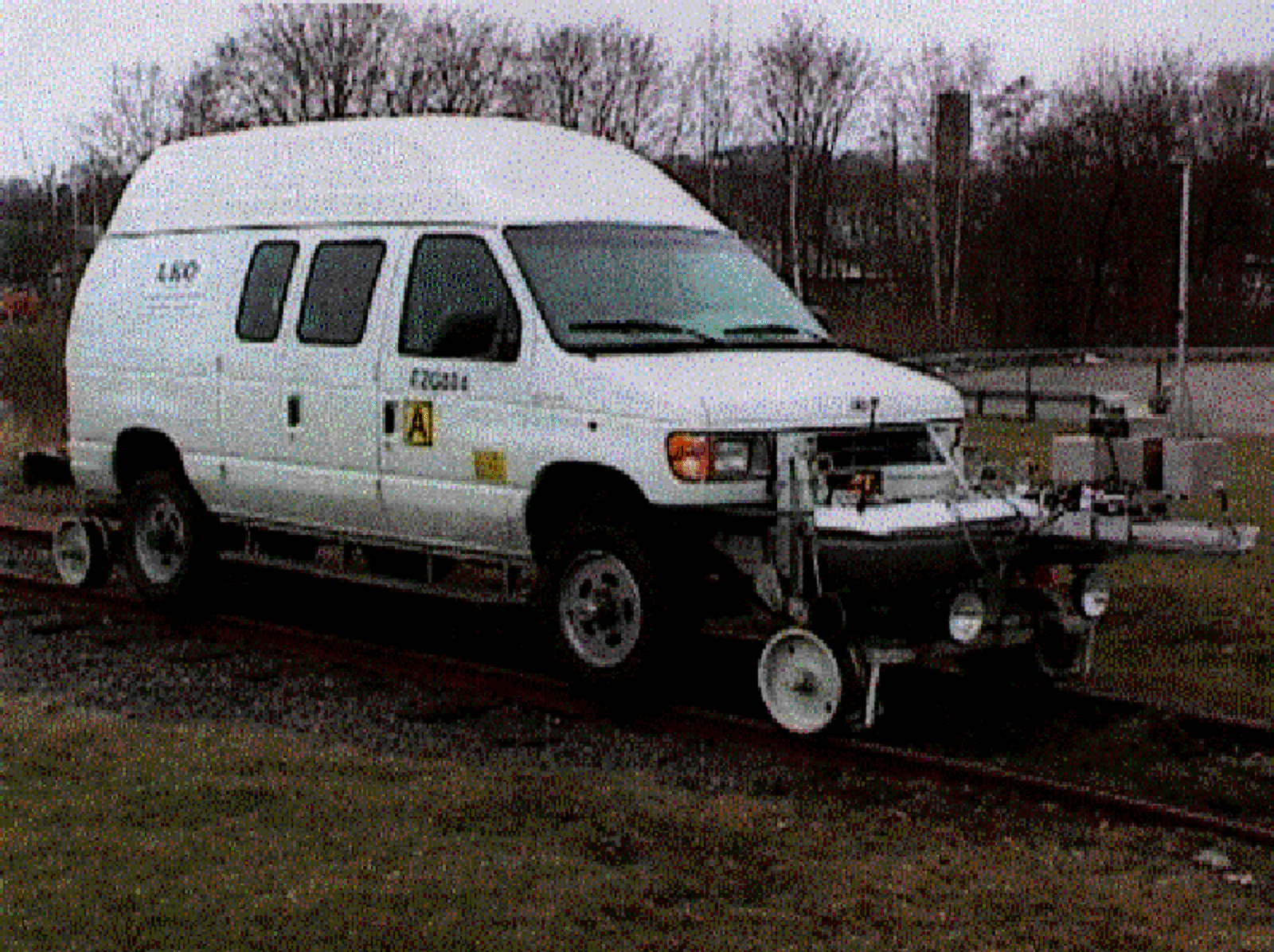 Målevogn med laser på jernbaneskinner for registrering av minste tverrsnitt.