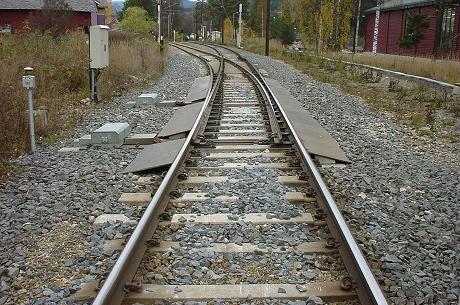Kurveveksel i terrenget der både hovedspor og avvikssporet er krummet.