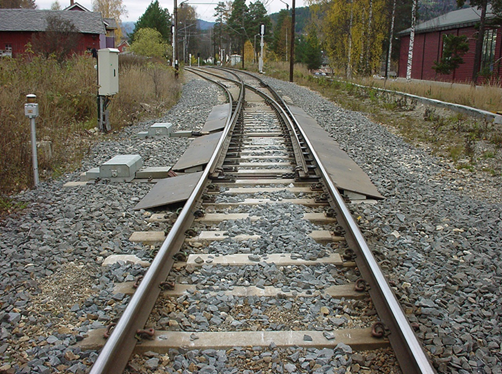 Kurveveksel i terrenget der både hovedspor og avvikssporet er krummet.
