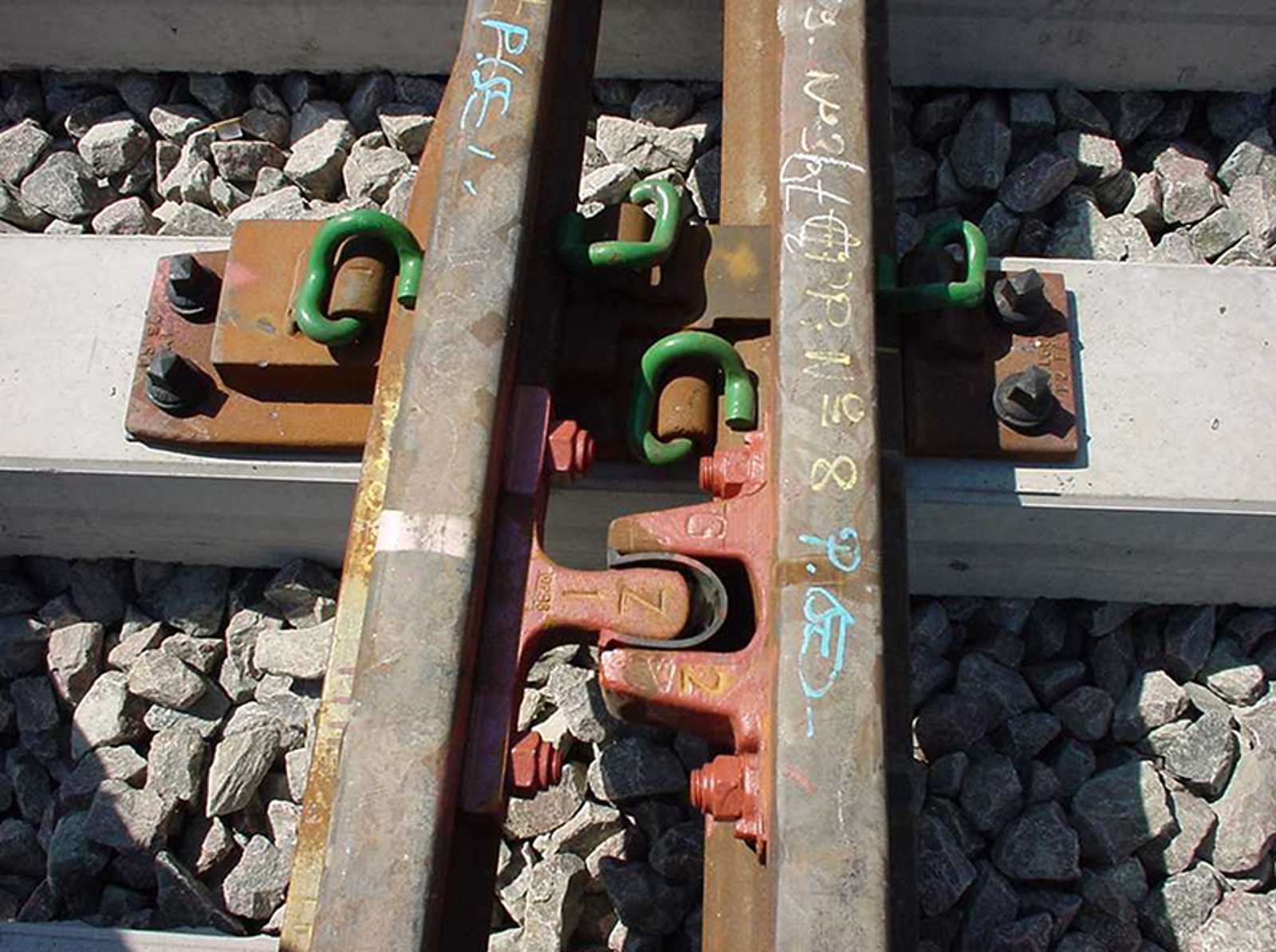 Tungevandringskontroll i 54E3 og 60E1-veksler, forbedret konstruksjon for bevegelse.