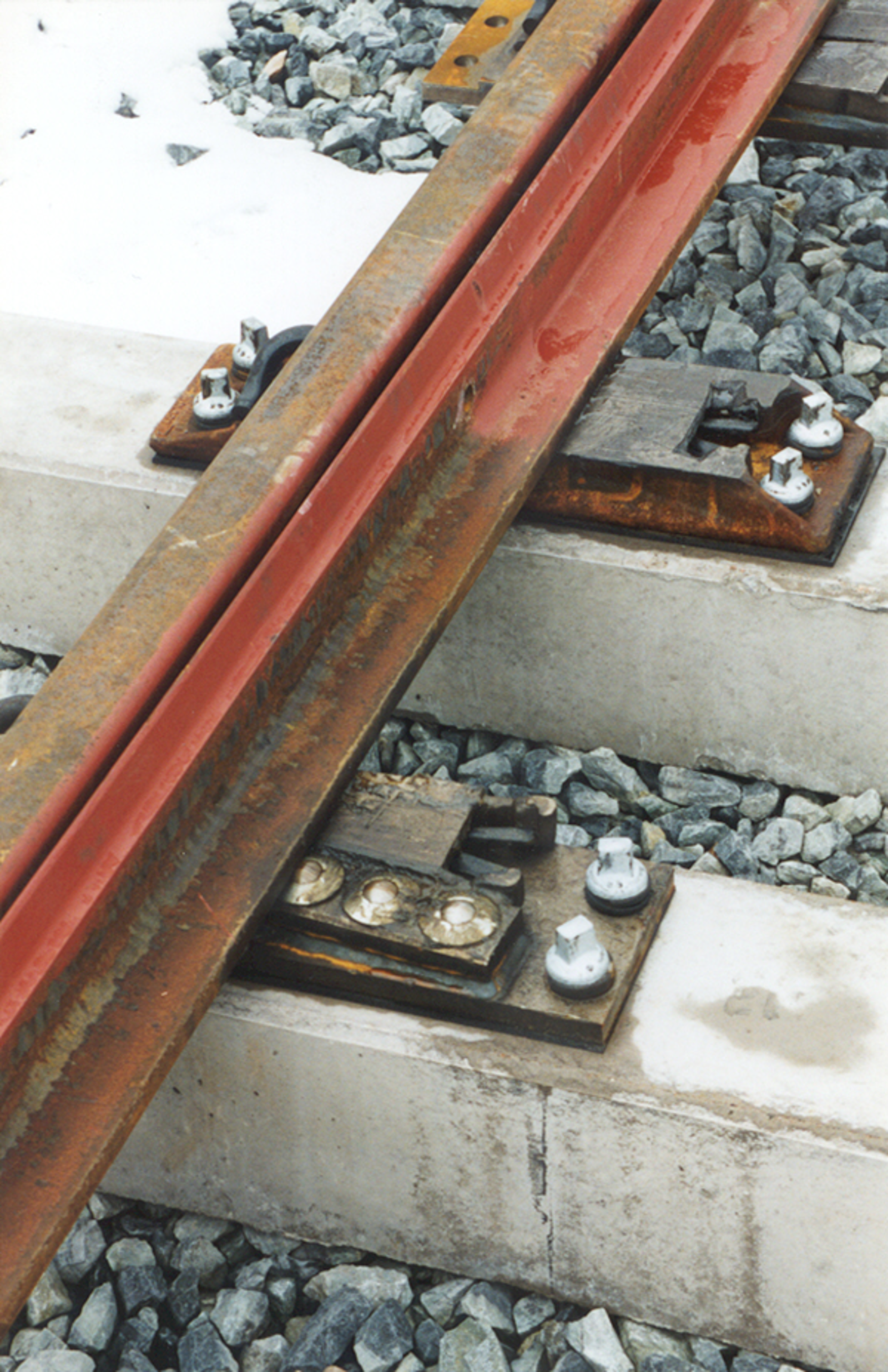 Tungeruller i en sporveksel, løfter tungen for å redusere friksjon ved omlegging.