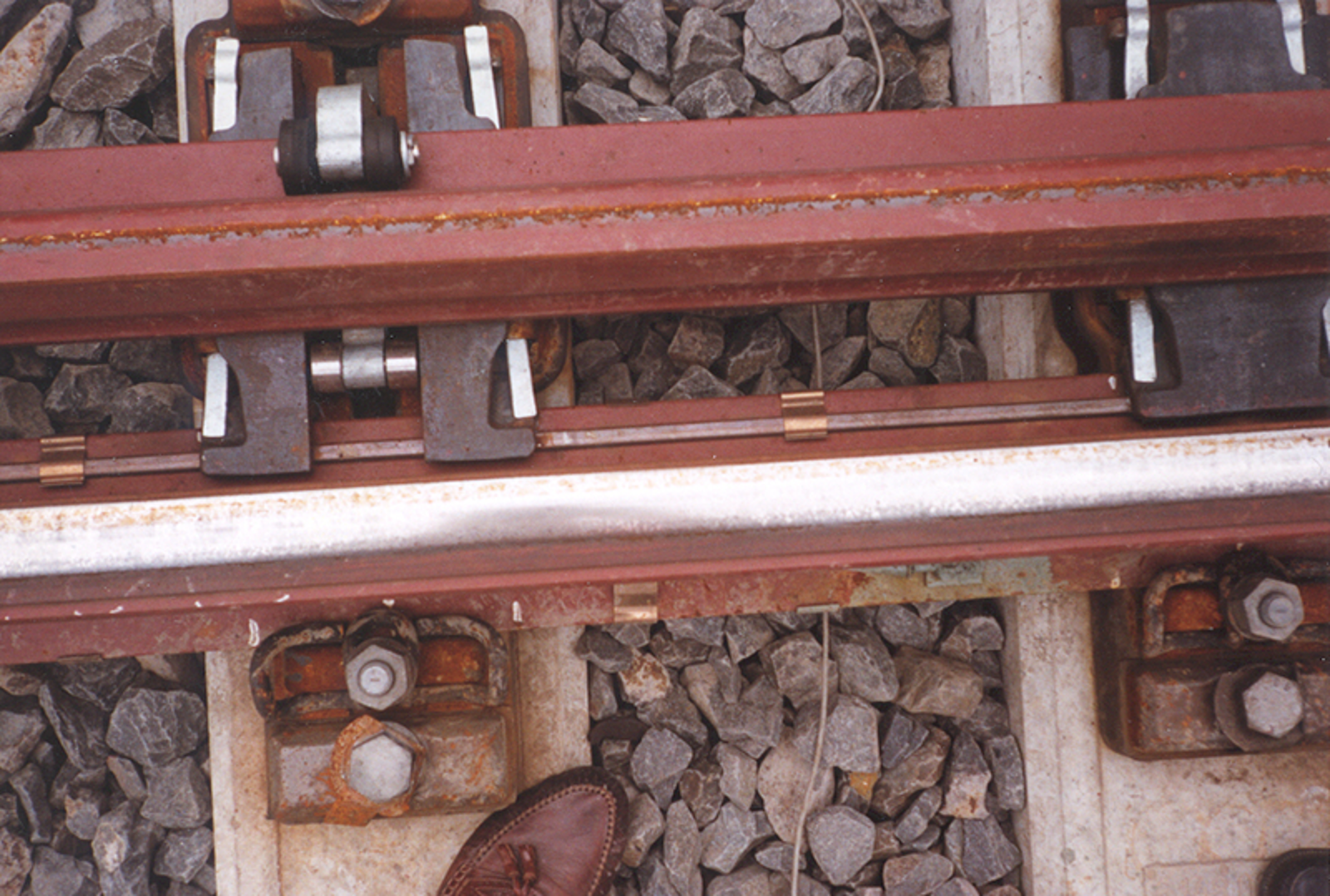 Tungerullkonstruksjon i tyske høyhastighetsveksler, sikrer tungens posisjon.