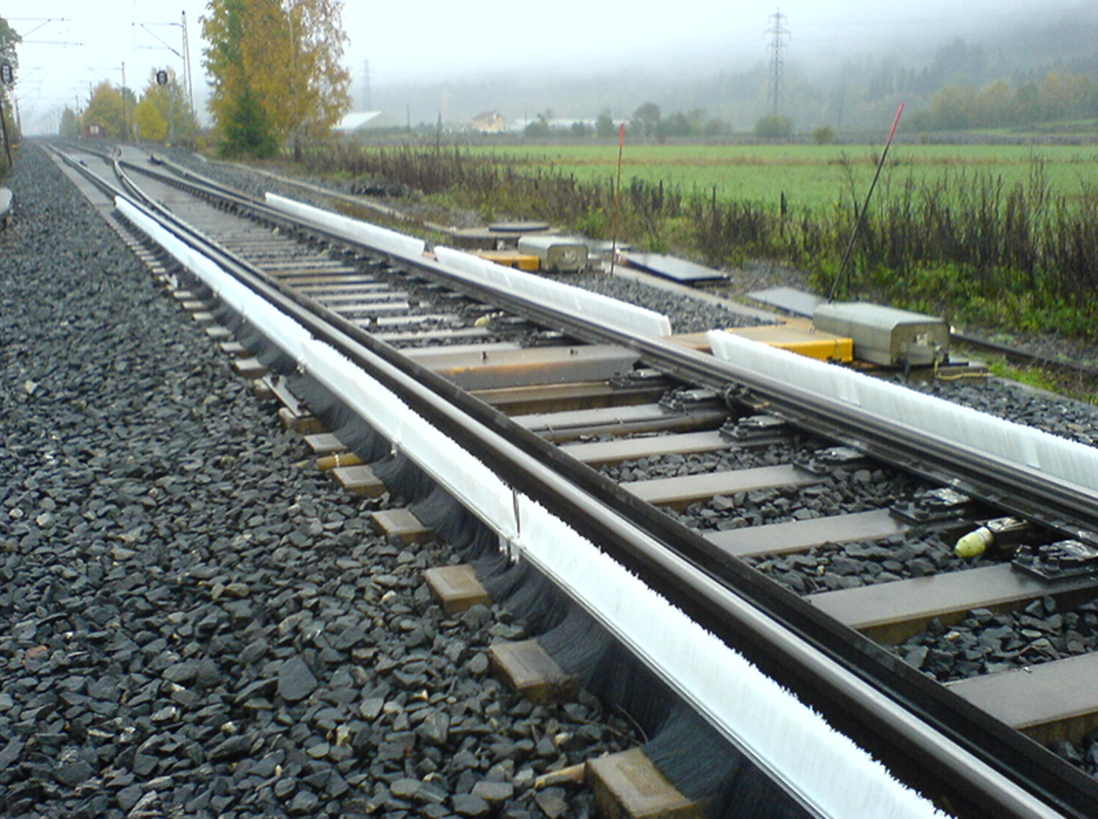 Børster montert ved tungepartiet for å redusere snø- og isoppbygging i sporvekselen.