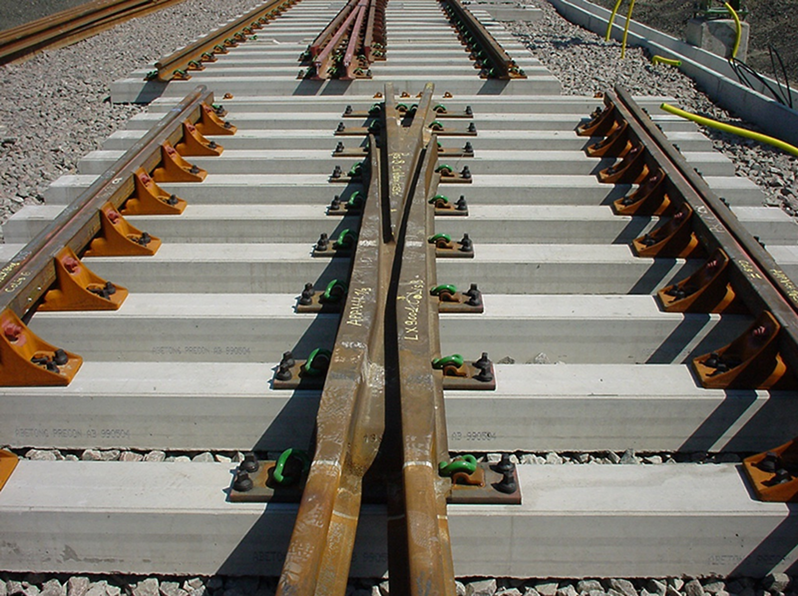 Helstøpt skinnekryss av manganstål uten bolteforbindelser.