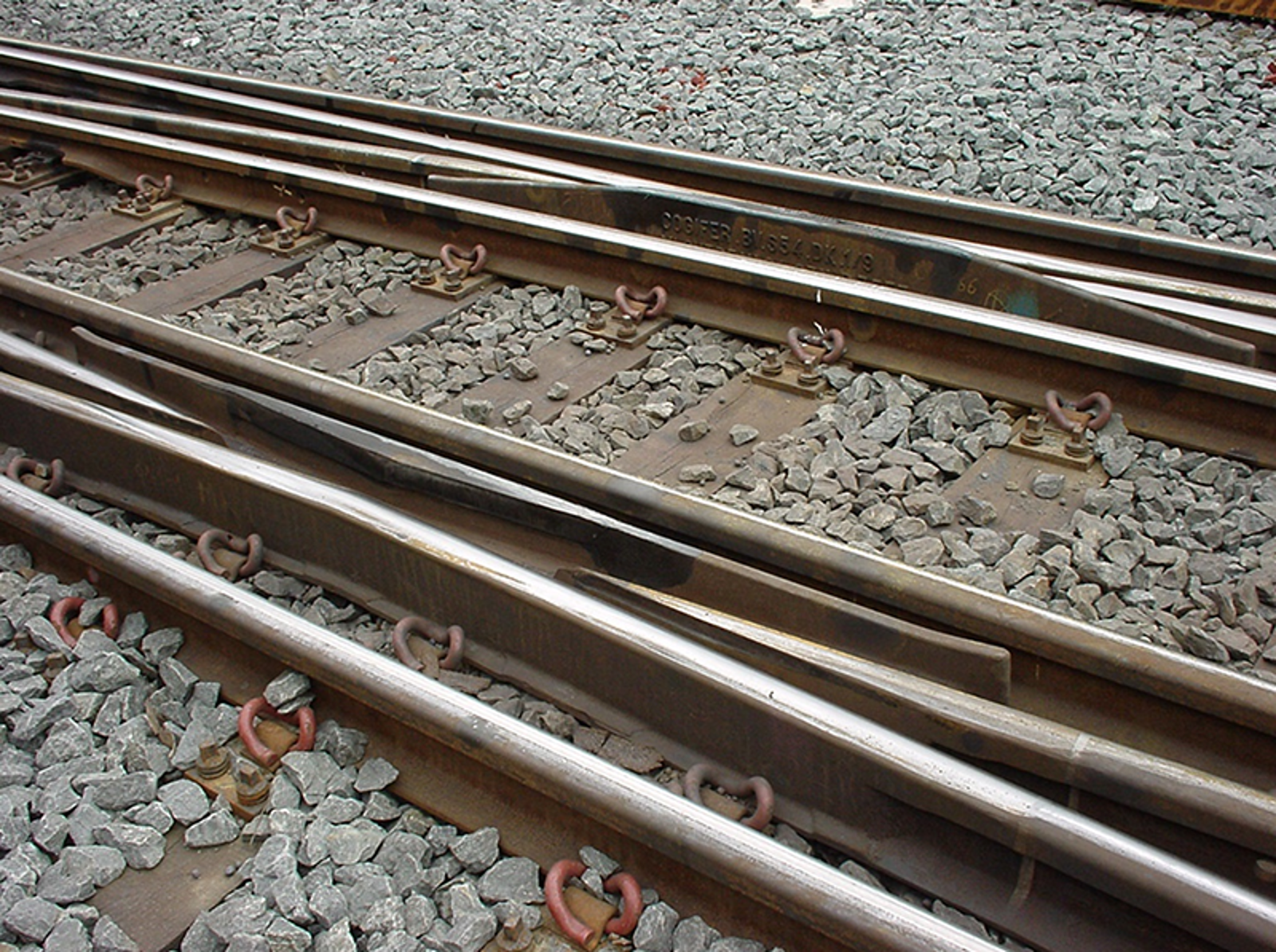 Sidekryss i kryssveksel med symmetrisk oppbygging og høye ledeskinner.