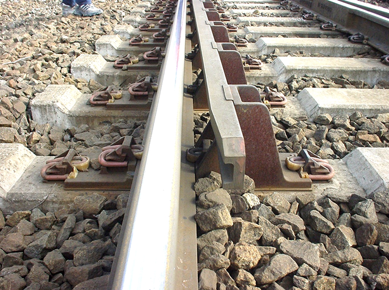 Foto av ledeskinneprofil 33C1 med helstøpt brakettplate montert i sporveksel.
