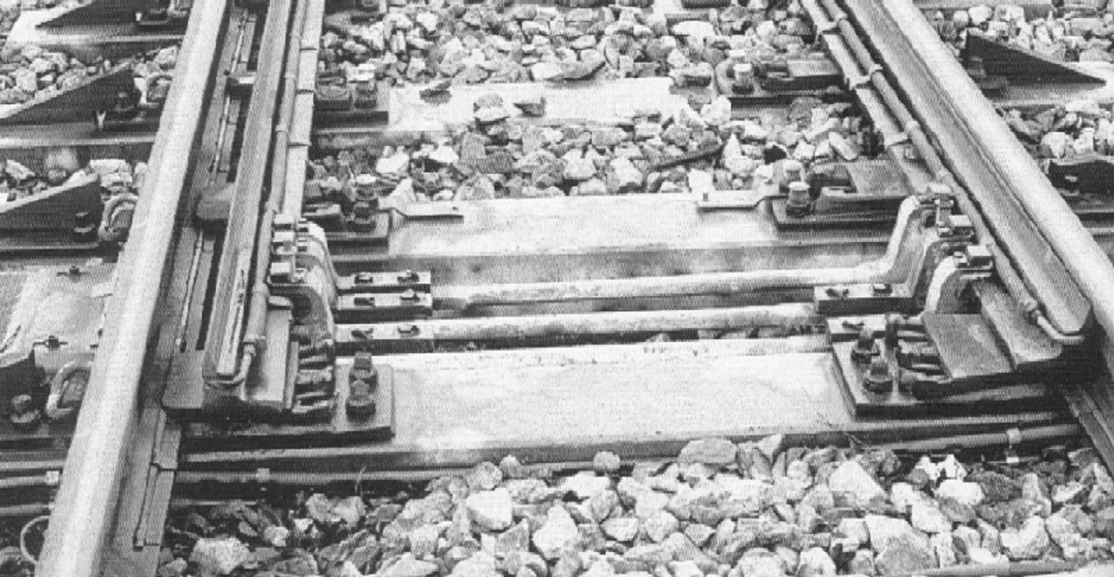 Rådegravsviller med åpent liggende driv- og kontrollstenger i sporveksel.