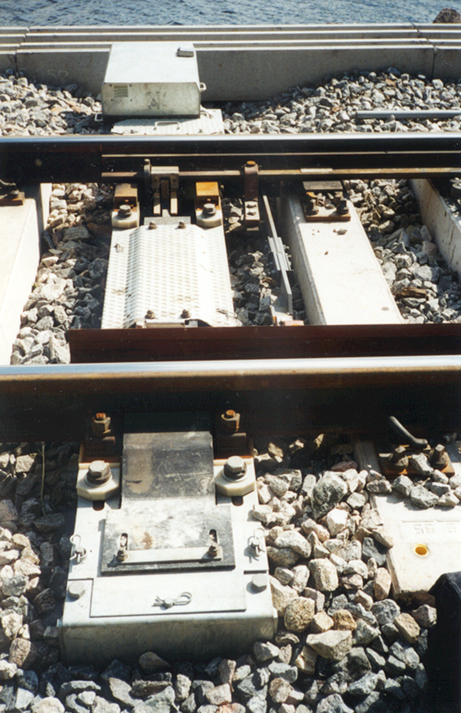 Stålsville med integrerte kontroll- og drivstenger for beskyttelse i sporveksel.