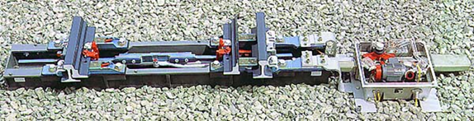 Detaljbilde av stålsville med integrerte kontroll- og drivstenger.