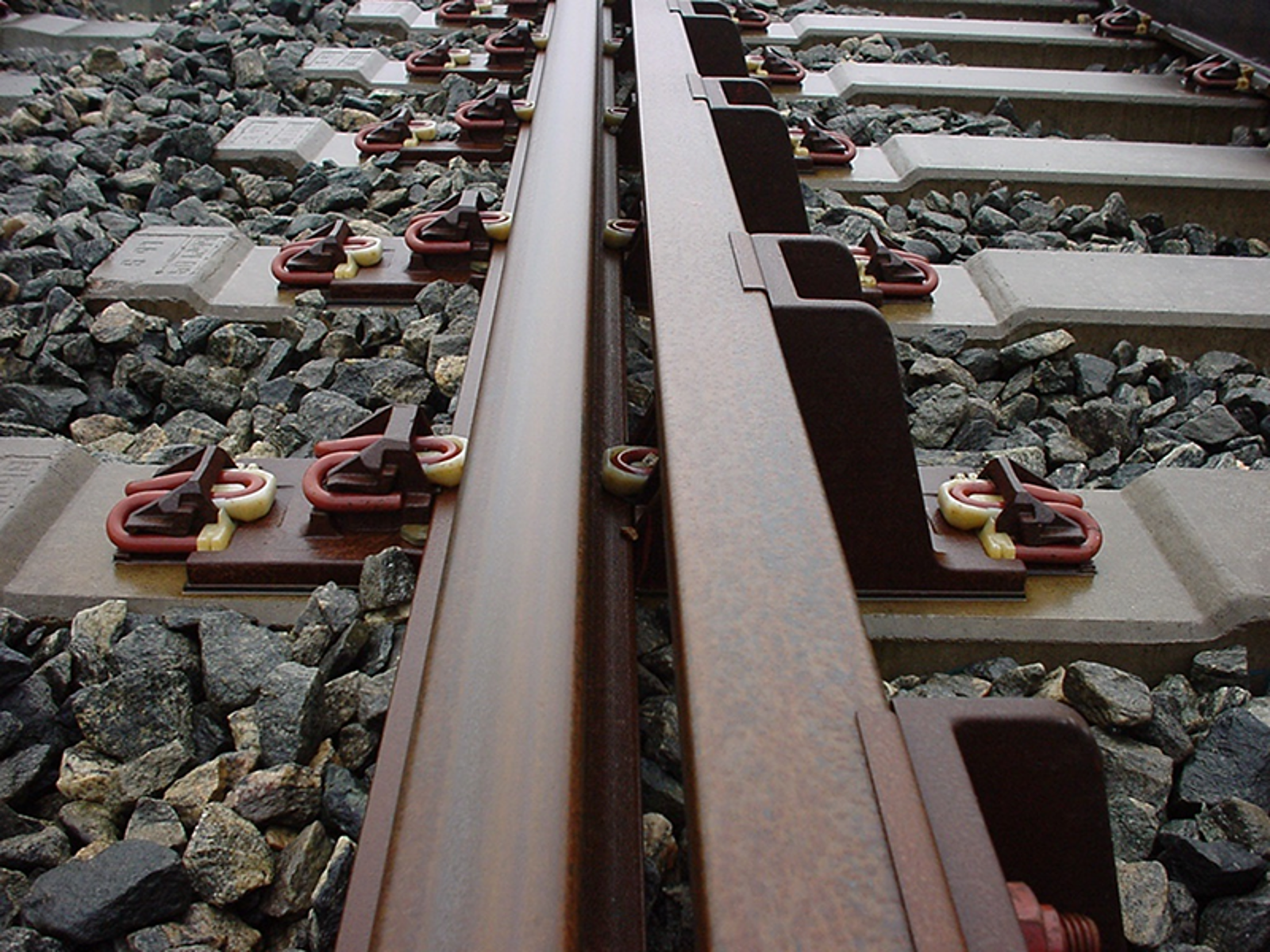 Pandrol Fastclip svilleanker med beskyttelse mot overbelastning av fjærer.