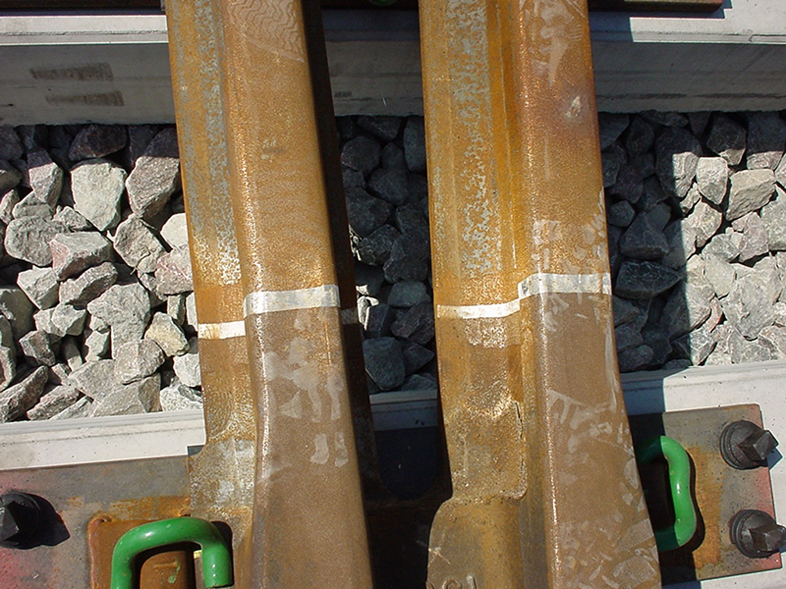 Sveis mellom manganstål og karbon/mangan skinnestål med krom/nikkel mellomstykke.