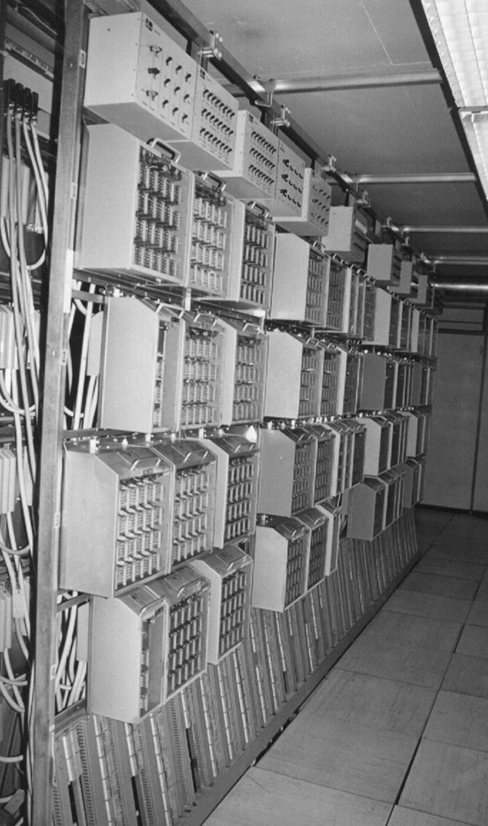 Releer montert i stativ langs vegg i relérom for sikringsanlegg på Oslo S.