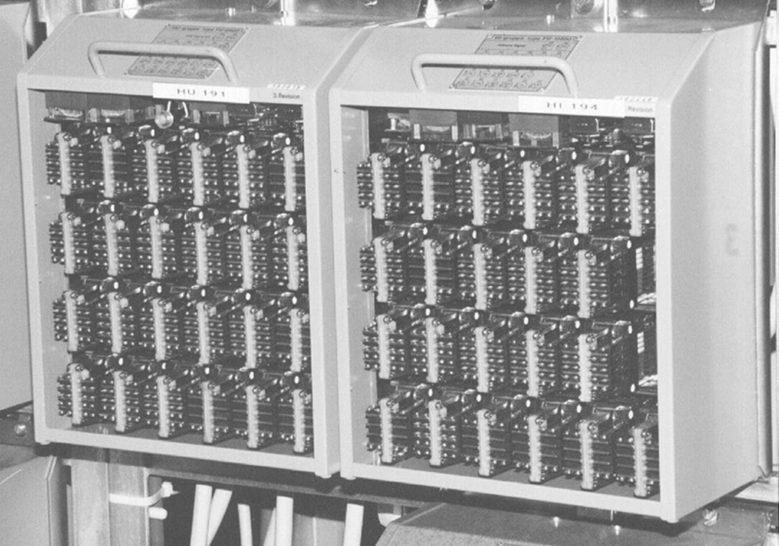 To store relégrupper med 24 sikkerhetsreléer hver montert i stålkasse.