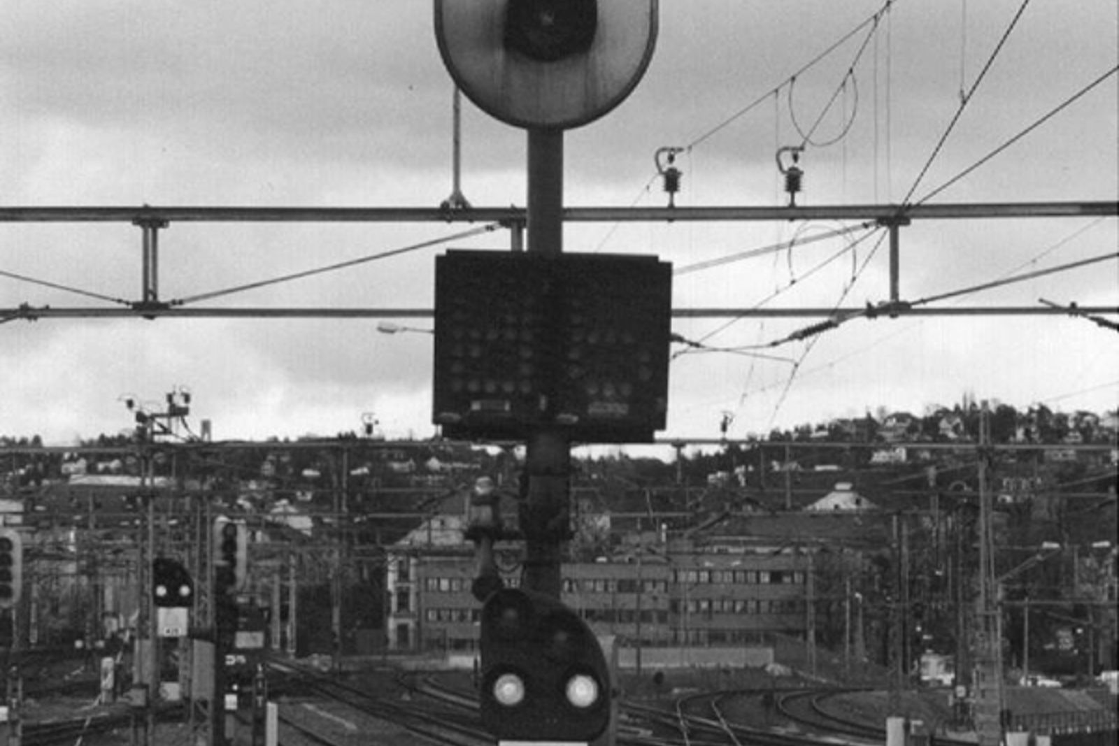 Hovedutkjør-, for- og dvergsignal kombinert på én mast ved plattform.