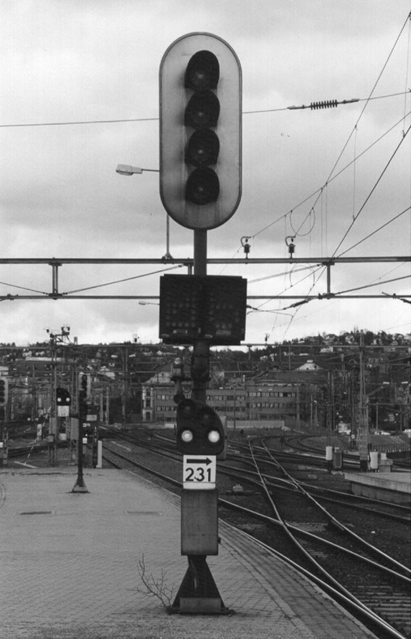 Hovedutkjør-, for- og dvergsignal kombinert på én mast ved plattform.