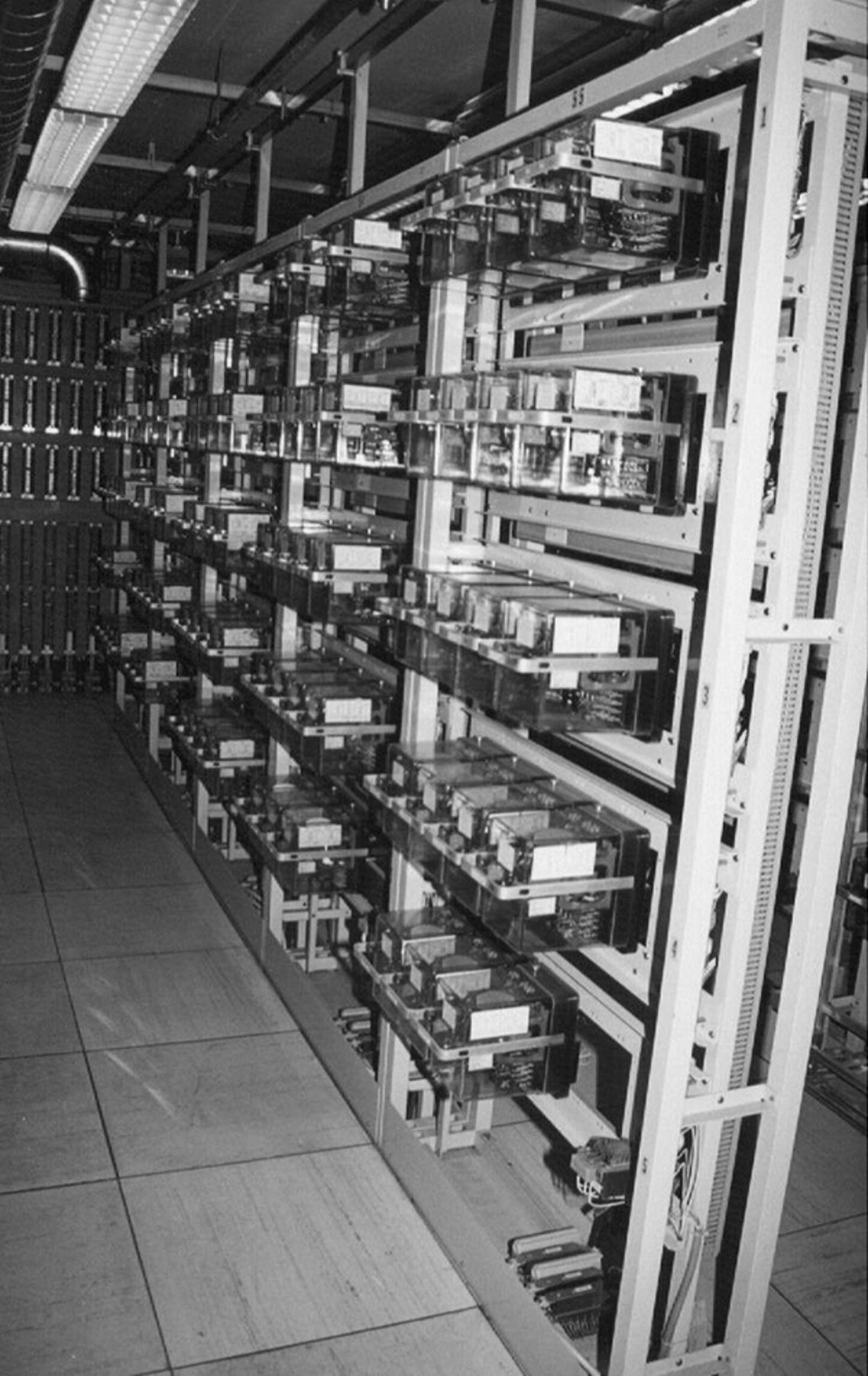 Sporfeltreléer i stativ i relérom, plassert i systematiserte rekker.